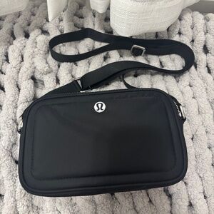 Lululemon crossbody camera bag 2L